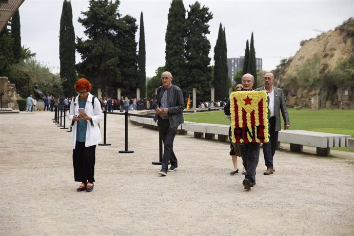 La Assemblea Nacional Catalana (ANC) homenajea a expresidente de la Generalitat, Lluís Companys, en la ofrenda de flores en Barcelona (Catalunya) por el 84 aniversario de su fusilamiento