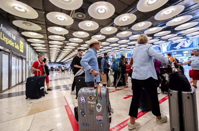 Archivo - Varias personas con maletas en la terminal T4 del aeropuerto Adolfo Suárez Madrid-Barajas, a 30 de agosto de 2024, en Madrid (España).  