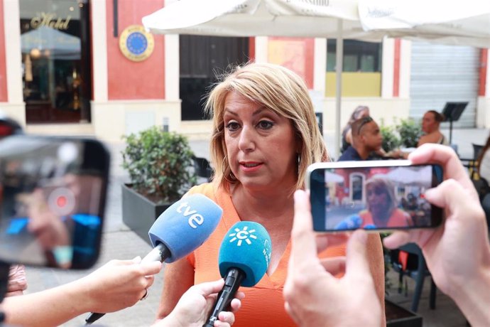 Archivo - La expresidenta de la Junta de Andalucía y ex secretaria general del PSOE andaluz Susana Díaz, atiende a los medios en una foto de archivo el 31 de agosto de 2024.