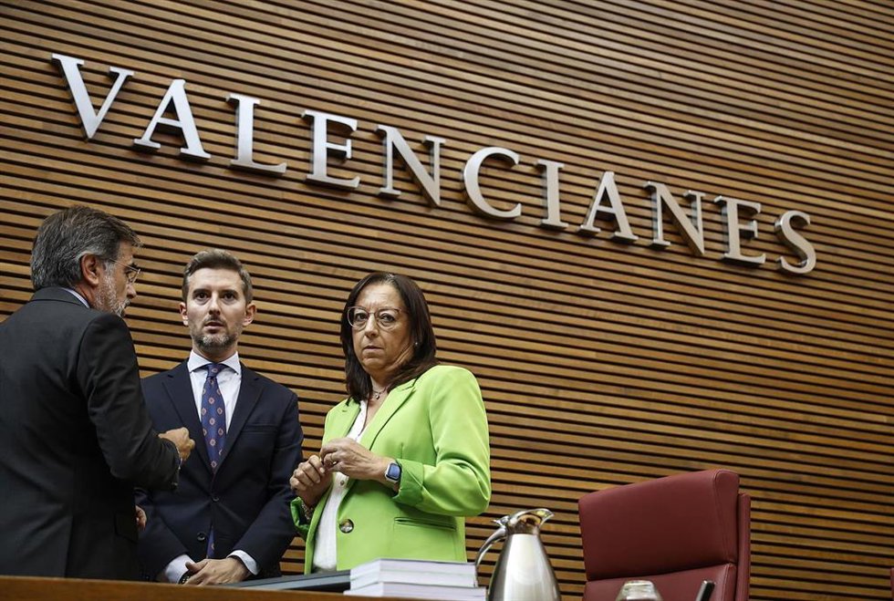 Archivo - Miembros de la Mesa de Les Corts con la presidenta, Llanos Massó, a la derecha