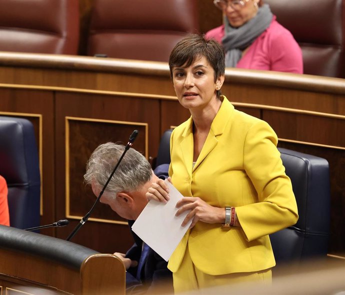 La ministra de Vivienda, Isabel Rodríguez, interviene durante una sesión de control al Gobierno, en el Congreso de los Diputados, a 25 de septiembre de 2024, en Madrid (España).