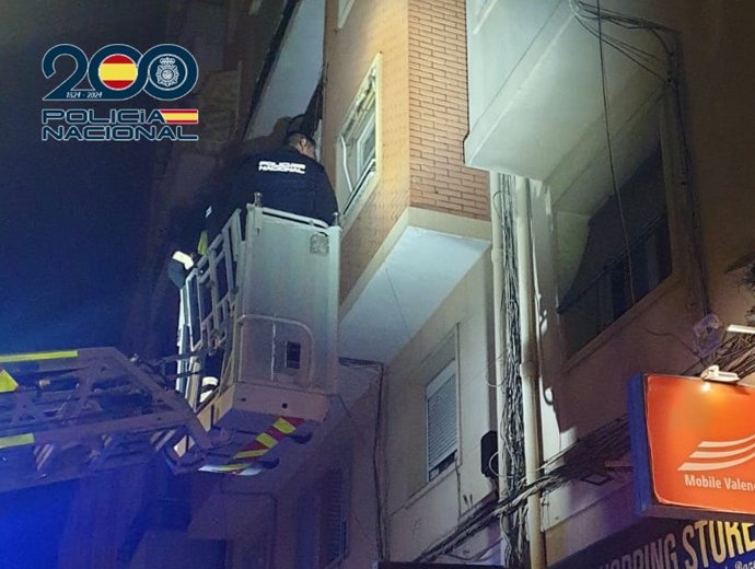 Los agentes intentando acceder a la vivienda