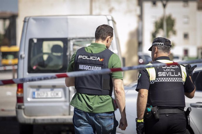 Archivo - Efectivos de la Policía Nacional en una operación en las Tres Mil Viviendas. Imagen de archivo.