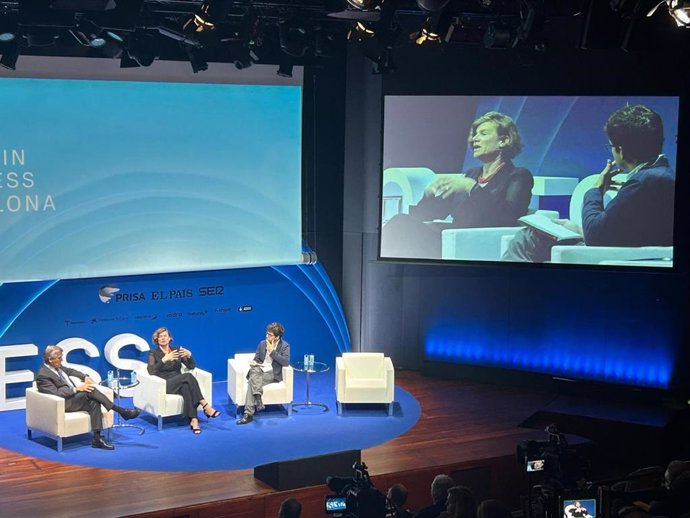 El presidente ejecutivo de Naturgy, Francisco Reynés, y la economista Mariana Mazzucato, durante su intervención este martes