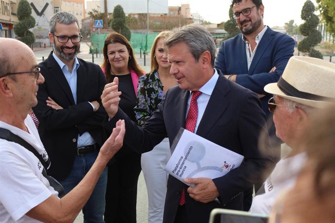 El secretario de Estado de Transportes, José Antonio Santano, y el secretario general del PSOE en el Municipio de Murcia y diputado en el Congreso, Francisco Lucas, mantienen una reunión con la Plataforma Pro Soterramiento