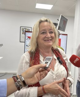 La secretaria general de CCOO Extremadura, Encarna Chacón, atiende a los medios