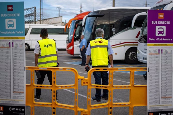 Operarios de Renfe organizan uno de los buses del servicio alternativo de Renfe