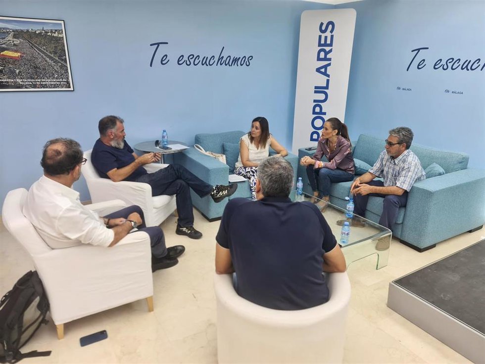 La diputada nacional del PP por Málaga María del Mar Vázquez, junto a la portavoz provincial del PP de Málaga, Elisa Pérez de Siles; el coordinador de Sanidad de la formación Carlos Bautista y representantes de la Asociación Española de Médicos Generale