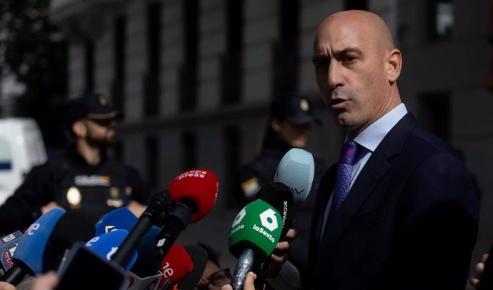 Archivo - El expresidente de la Real Federación Española de Fútbol (RFEF), Luis Rubiales, ofrece declaraciones a los medios en la Audiencia Nacional.