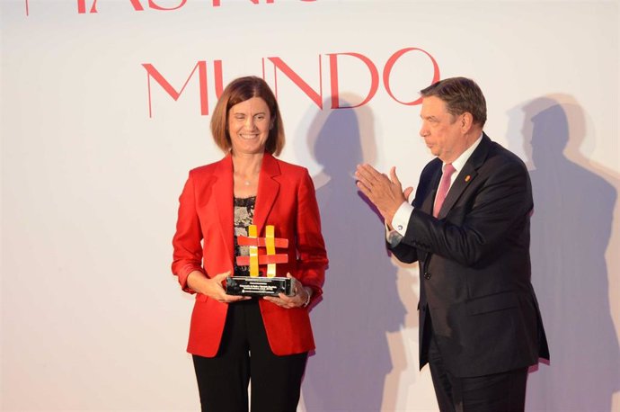 Urbana Gil, directora del área de Cultura y Sociedad de RTVE con el ministro de Agricultura, Pesca y Alimentación, Luis Planas