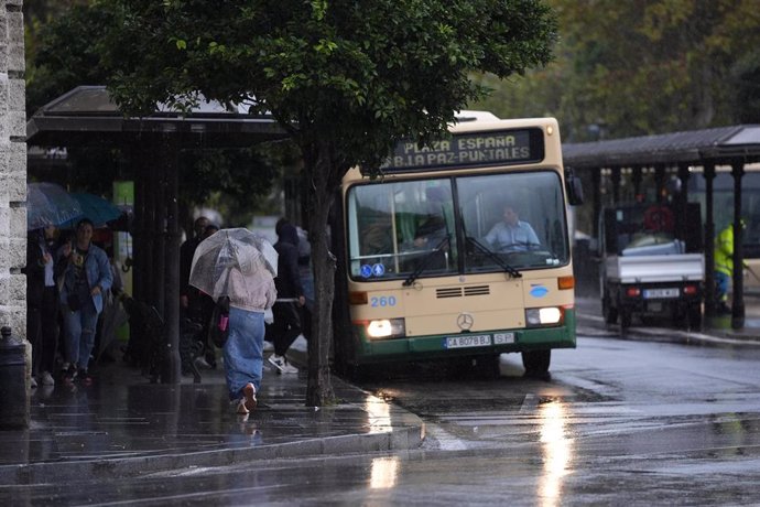 Transeuntes bajo sus paraguas durante la intensa lluvia en Cádiz el pasado viernes.