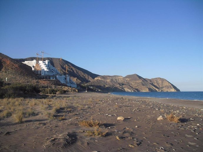 Archivo - Hotel situado en el paraje El Algarrobico, en Carboneras (Almería). 