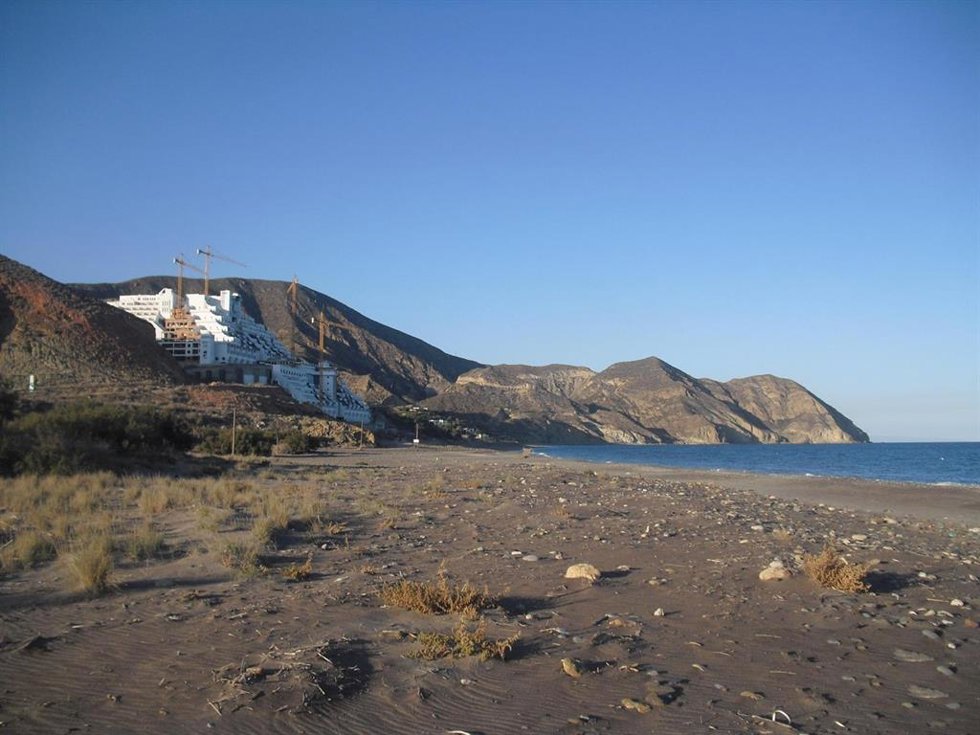 Archivo - Hotel situado en el paraje El Algarrobico, en Carboneras (Almería). 