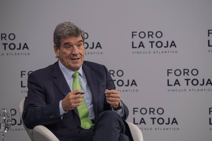 El gobernador del Banco de España, José Luis Escrivá, durante la celebración de la primera mesa de debate de la segunda jornada del Foro La Toja, a 4 de octubre de 2024, en la Illa de Toxa, Pontevedra, Galicia (España). 