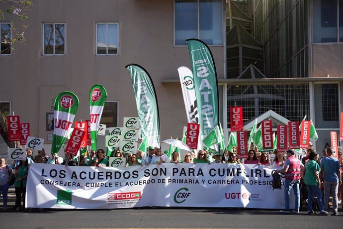 Archivo - Manifestantes durante la concentración ante la Delegación Provincial de Salud. A 22 de mayo de 2024, en Sevilla (Andalucía, España).  