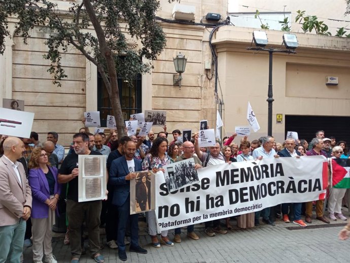 Concentración frente al Parlament convocada por Memria de Mallorca.