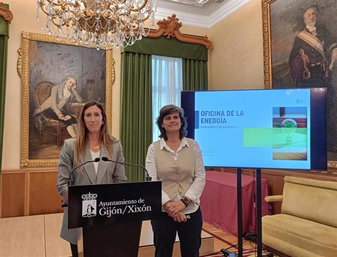 La vicealcaldesa de Gijón y concejala de Economía, Empleo, Turismo e Innovación, Ángela Pumariega, presenta la Oficina Municipal de la Energía, acompañada de la directora general de Innovación, Patricia García, en el Salón de Recepciones Municipal.