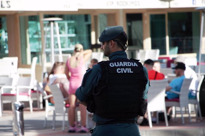 Archivo - Agente de la Guardia Civil en Magaluf