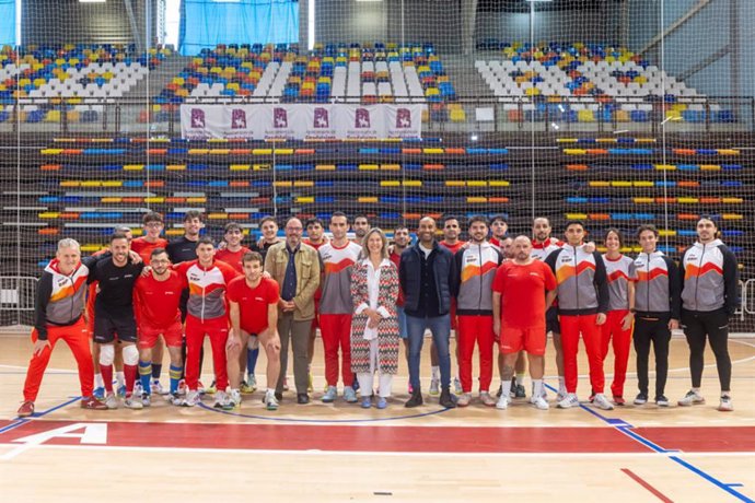 La selección española de fútbol sala para personas con discapacidad visual junto a la alcaldesa y autoridades de Guadalajara