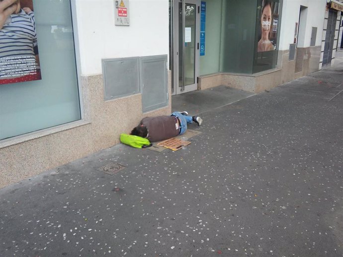 Archivo - UNA PERSONA SIN RECURSOS DUERME EN LA CALLE