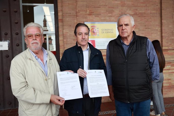 El presidente de Asaja Andalucía, Ricardo Serra; el director general de Cooperativas Agro-Alimentarias en Andalucía, Jaime Martínez; y el secretario general de COAG-A, Miguel López, en la protesta por "recortes" de la PAC.