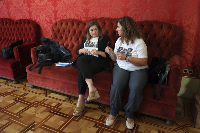 Las vicepresidenta segunda y secretaria segunda de la Mesa, Mercedes Garrido y Pilar Costa, durante la sesión plenaria del Parlament Balear en la que el presidente, Gabriel Le Senne, ha expulsado a las vicepresidenta segunda y secretaria segunda de la 