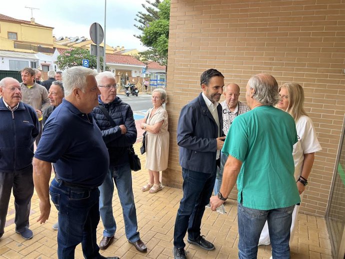 El portavoz municipal socialista, Daniel Pérez, junto con el concejal Salvador Trujillo y vecinos de Churriana