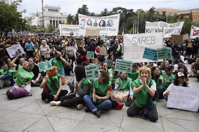 Decenas de personas durante una manifestación para denunciar el precio de los alquileres, a 13 de octubre de 2024, en Madrid