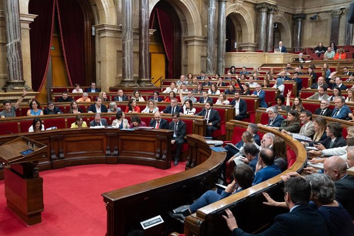 Vista general durante una votación en un debate de Política General en el Parlament de Cataluña, a 10 de octubre de 2024, en Barcelona, Cataluña (España). Este jueves continúa en el Parlament de Cataluña el Pleno en el que el presidente de la Generalita