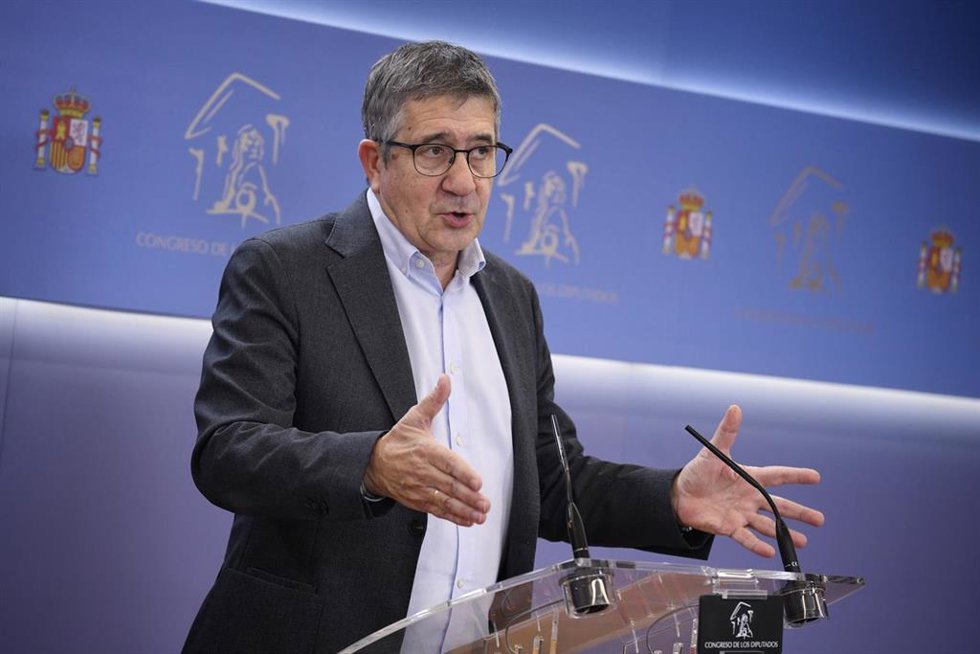 El portavoz del PSOE en el Congreso, Patxi López, durante una rueda de prensa posterior a la reunión de la Junta de Portavoces, en el Congreso de los Diputados, a 8 de octubre de 2024, en Madrid (España).