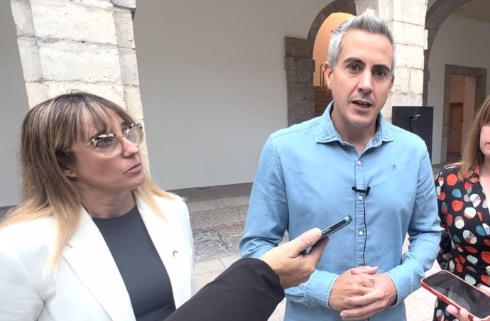 Archivo - El secretario general del PSC-PSOE y portavoz parlamentario, Pablo Zuloaga, junto a  la delegada del Gobierno, Eugenia Gómez de Diego