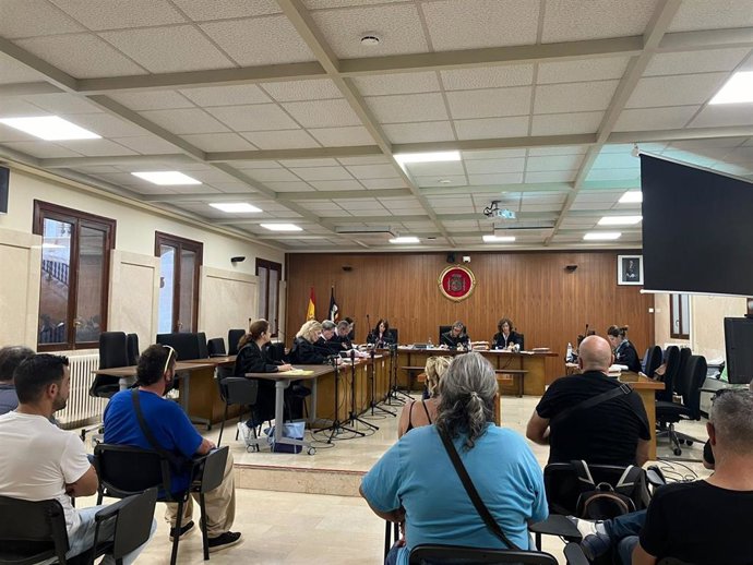 Los acusados, en la vista previa celebrada este martes en la Audiencia de Palma.