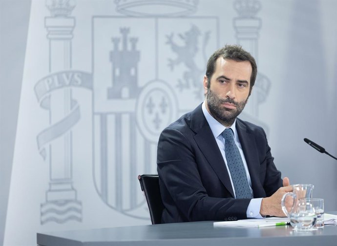Archivo - El ministro de Economía, Comercio y Empresa, Carlos Cuerpo, durante una rueda de prensa posterior al Consejo de Ministros, en el Palacio de la Moncloa, a 30 de julio de 2024, en Madrid (España).  El Consejo de Ministros ha aprobado hoy el antepr