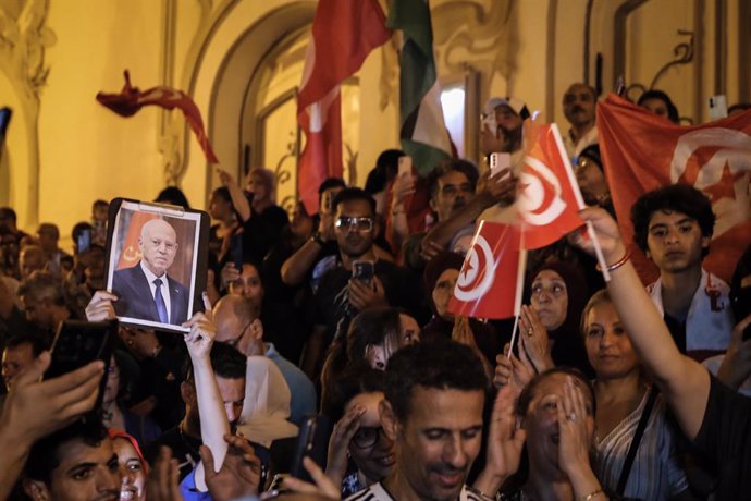 Seguidores del presidente de Túnez, Kais Saied, celebran los resultados de las últimas elecciones