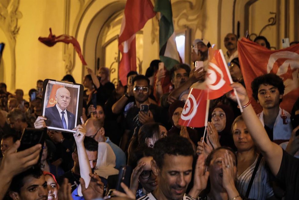 Seguidores del presidente de Túnez, Kais Saied, celebran los resultados de las últimas elecciones
