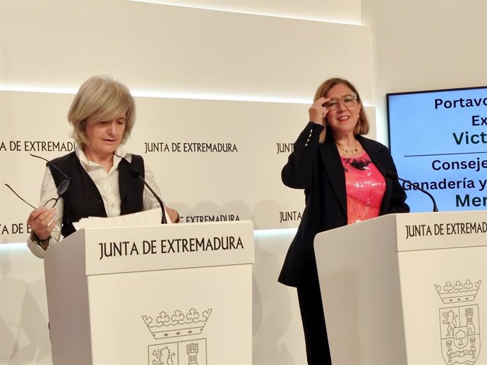 La portavoz de la Junta, Victoria Bazaga, y la consejera de Agricultura, Ganaderia y Desarrollo Rural, Mercedes Morán, en la rueda de prensa posterior al Consejo de Gobierno.