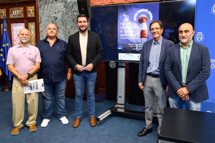 El consejero de Juventud del Cabildo de Tenerife, Serafín Mesa (en el centro), en la presentación del festival de cine independiente y autoría de Canarias