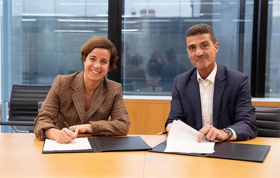 Elisa Carbonell, consejera delegada de ICEX, y Mariano Oto, vicepresidente de Relaciones Institucionales de FATE-Food&Agritech Europe, en la firma del convenio