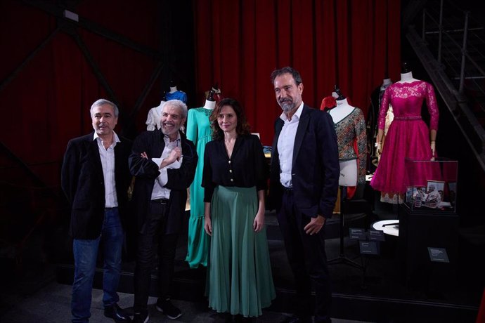 La presidenta de la Comunidad de Madrid, Isabel Díaz Ayuso, y el modista y diseñador, Lorenzo Caprile, durante la inauguración de la exposición Caprile Lorenzo, en la Sala Canal de Isabel II, a 15 de octubre de 2024, en Madrid (España)