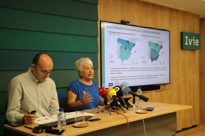 Los economistas Carmen Herrero y Carlos Albert presentan el estudio 'Distribución geográfica de la renta de los hogares en España