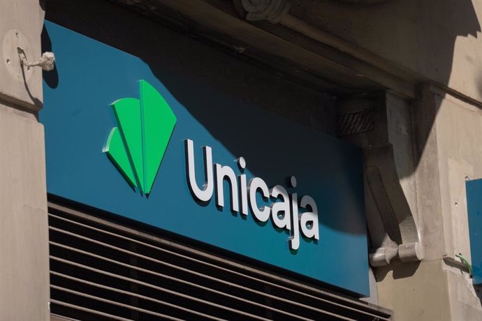 Fachada del banco Unicaja, a 3 de octubre de 2024, en Barcelona, Catalunya (España).