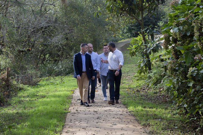 El consejero de Cultura, Turismo, Deporte, Luis Martínez Abad, inaugura la nueva senda fluvial.