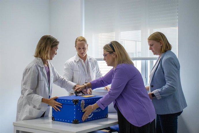 El Hospital Virgen de las Nieves de Granada recibe la 'cuna de los abrazos' para ayudar en el duelo perinatal