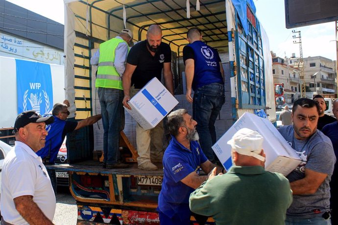 Reparto de ayuda humanitaria a desplazados en el sur de Líbano