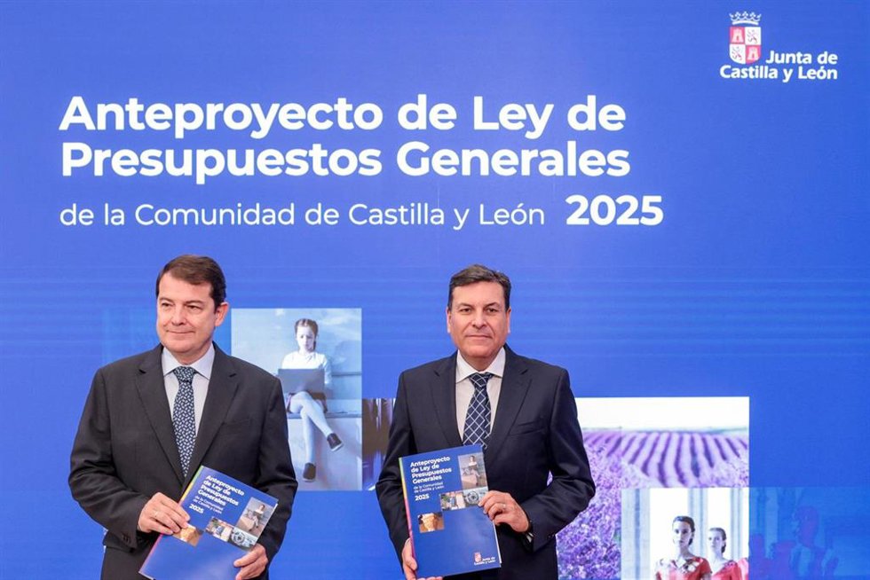 El presidente de la Junta y el consejero de Economía y Hacienda en la presentación del anteproyecto de presupuestos de la Comunidad para 2025