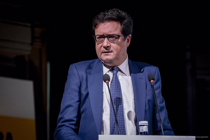 El ministro para la Transformación Digital y Función Pública, Óscar López, durante la II Jornada contra la Desinformación organizada por el Club Abierto de Editores (CLABE) en el Ateneo de Madrid, a 14 de octubre de 2024, en Madrid (España). 