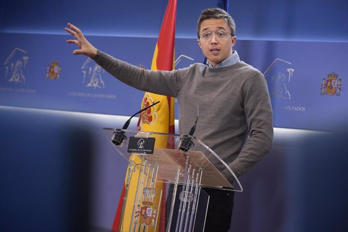 El portavoz de Sumar en el Congreso, Íñigo Errejón, durante una rueda posterior a la reunión de la Junta de Portavoces, a 15 de octubre de 2024, en Madrid (España).