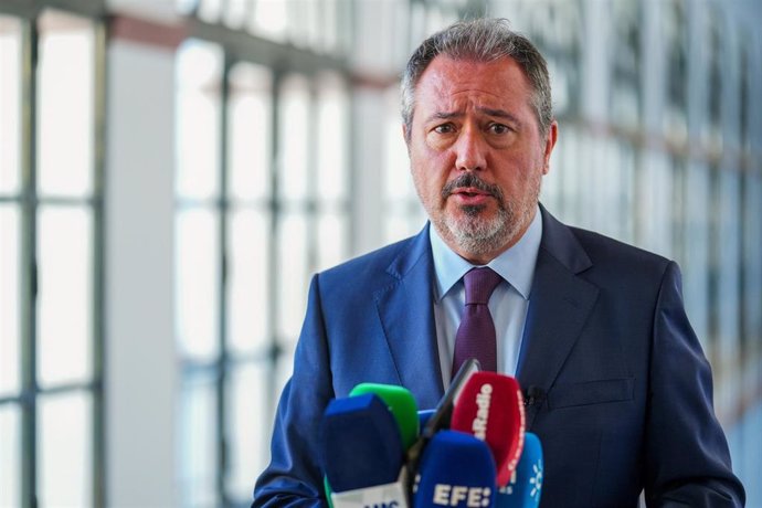 El secretario general del PSOE de Andalucía, Juan Espadas atiende a los medios de comunicación en el Parlamento andaluz. (Foto de archivo).