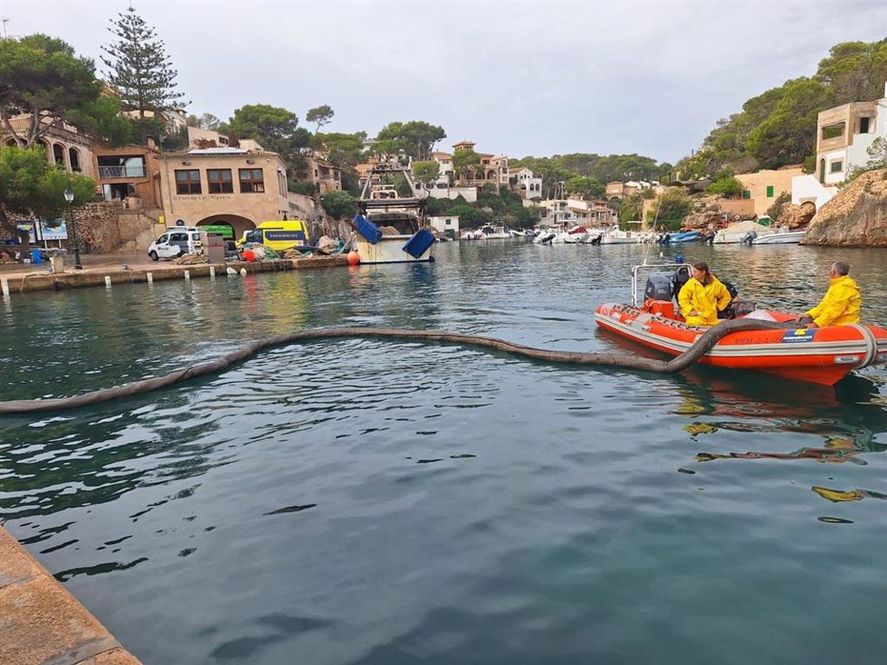 Efectivos de Emergencias participan en un simulacro de contaminación marina en cala Figuera.