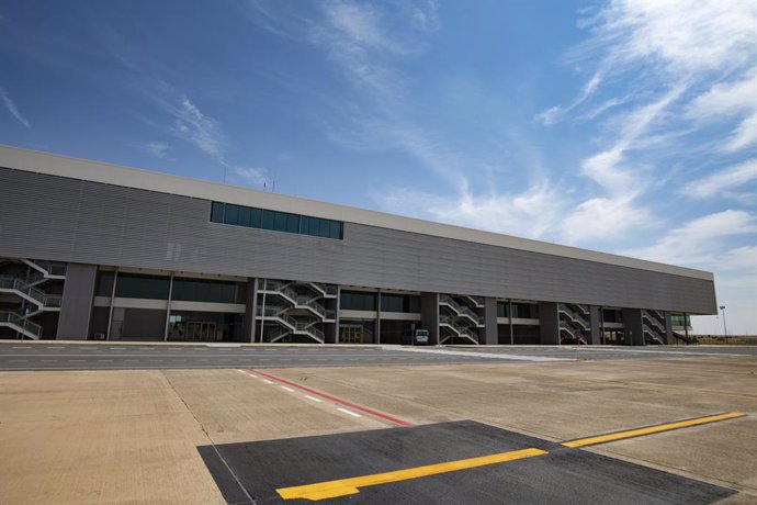 Archivo - Pista de aterrizaje del Aeropuerto de Ciudad Real.